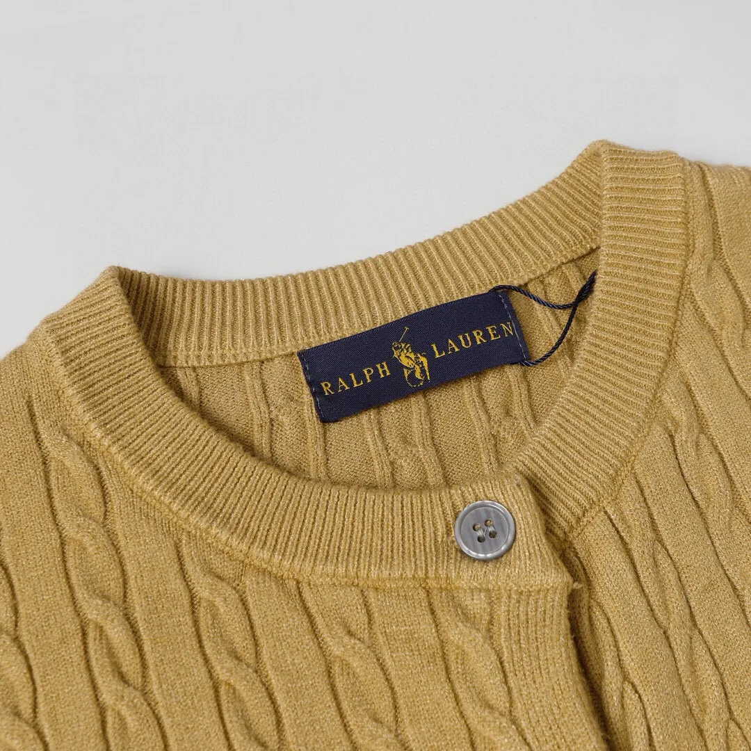 P166 Style No.: 602 -Ralph Lauren RL cardigan with classic war horse logo embroidery on the chest, long-sleeved sweater sweater jacket -The item is made of custom-dyed and custom-spun yarn, purchased from the original version. A full set of customized accessories. Details determine success or failure. Heavy new autumn and winter style. The weight of the item is as high as 800 grams. It is soft and delicate and does not tie the body. The upper body effect is very nice. Loose fit. Women's style. -Color: black, off-white, milk tea, light gray, dark gray. Navy blue red khaki red - Size: S / M / L S size 80-100 catties M size 100-120 catties Large size 120-135 catties